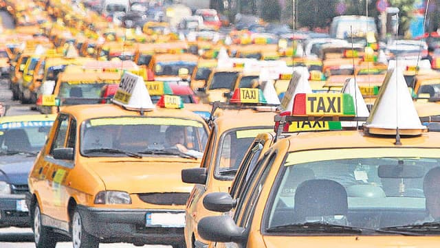 Fiscul a ridicat două automobile ale celor ce practicau servicii ilicite de transport de pasageri