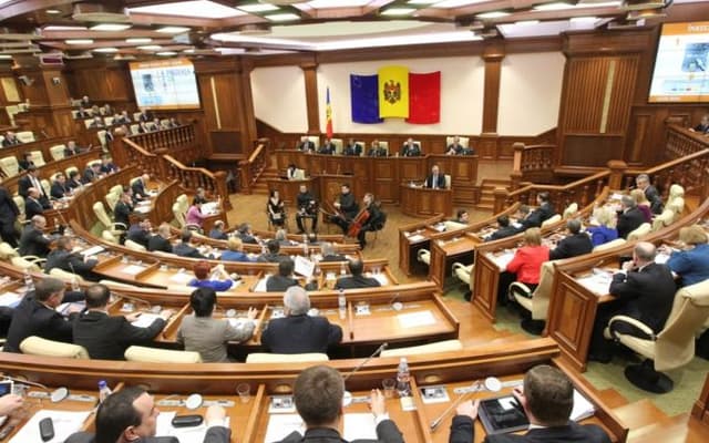 Пакет из 7 законопроектов, по которым правительство Молдовы взяло политическую ответственность перед парламентом, считается принятым
