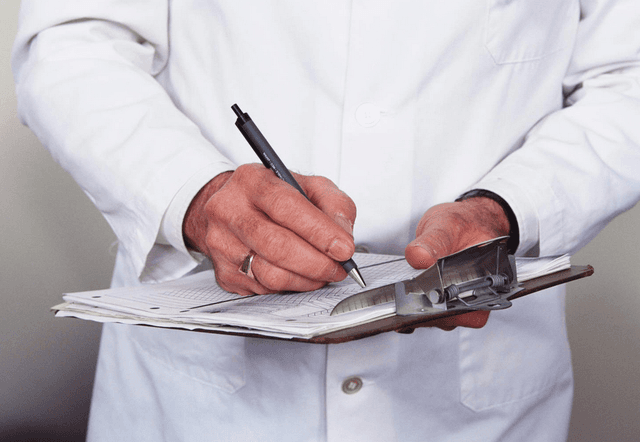 Профсоюзы требуют поднять зарплаты медработникам на 25%