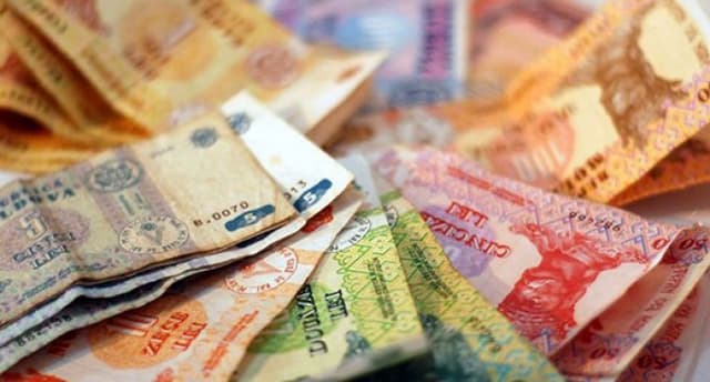 Leul continuă să piardă teren în raport cu dolarul