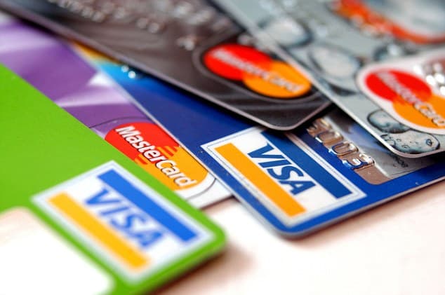 Angajatorii din orașe ar putea fi obligați să achite salariile doar prin intermediul cardurilor bancare
