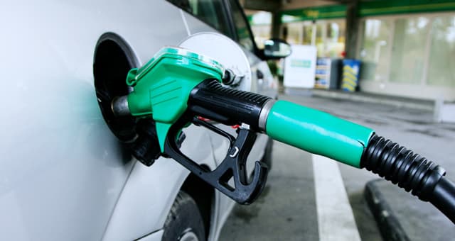 Şapte companii petroliere au ieftinit motorina cu 30 de bani per litru