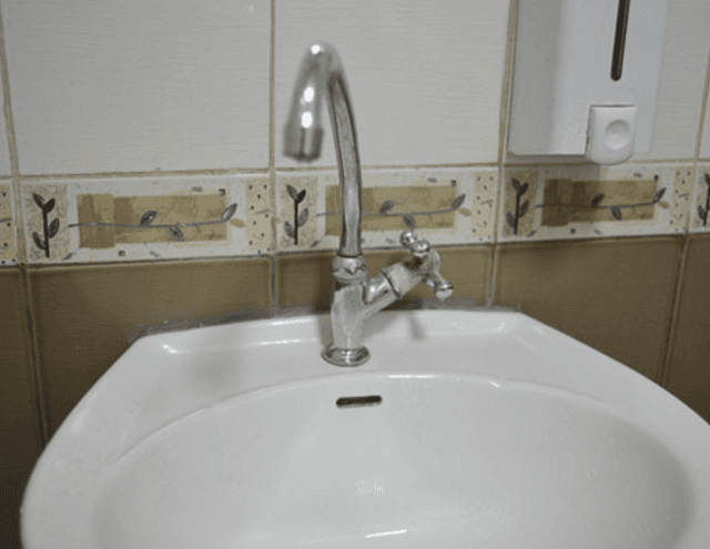 Mai mulţi locuitori ai capitalei au rămas fără apă la robinet din cauza datoriilor
