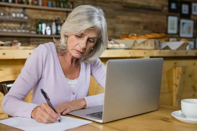 Об обязательной активации по месту работы статуса ОМС работающих пенсионеров