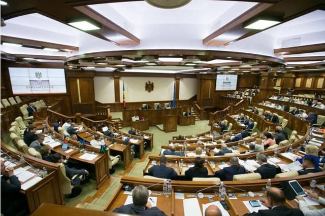 Auditul situaţiilor financiare. Prima lectură în parlament