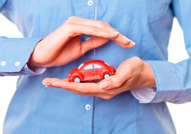 Asigurătorii recunosc: tinerii din România plătesc cele mai mari tarife la RCA din Europa