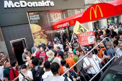 США: акция протеста сотрудников сети быстрого питания McDonald’s