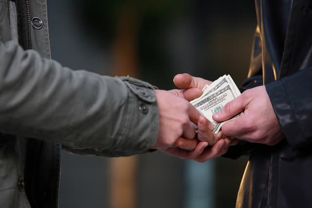 FMI: Corupţia încetineşte creşterea economică din România, Ungaria, Grecia şi Bulgaria