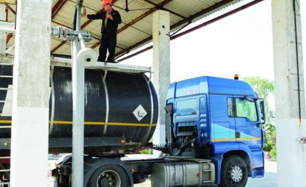 Guvernul a dat undă verde liberalizării importului de produse petroliere pentru producătorii agricoli