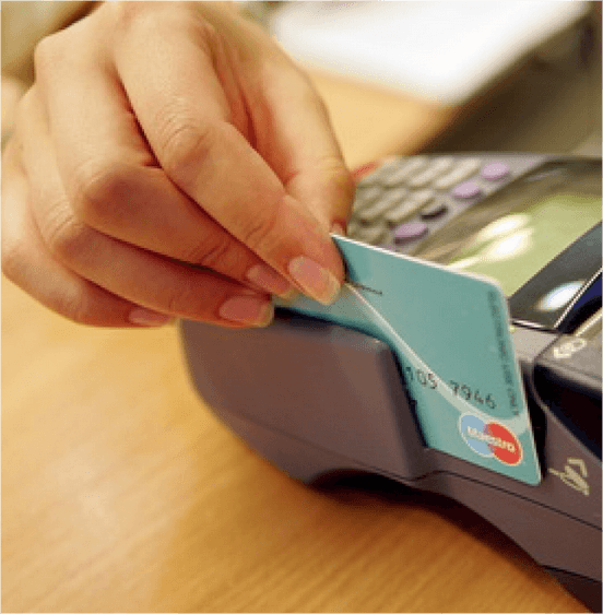 Moldovenii preferă cash-ul decât să plătească cu cardul