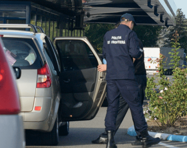Poliţiştii de frontieră îndeamnă cetăţenii să-şi verifice actele înainte de călătorie