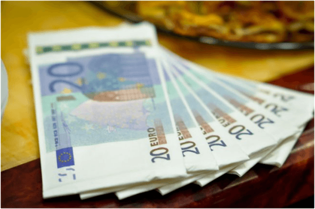 В Молдове спрос на валюту растет, а предложение  падает