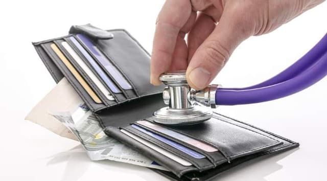 Neachitarea în termen a poliţei medicale poate fi sancţionată doar cu penalitate