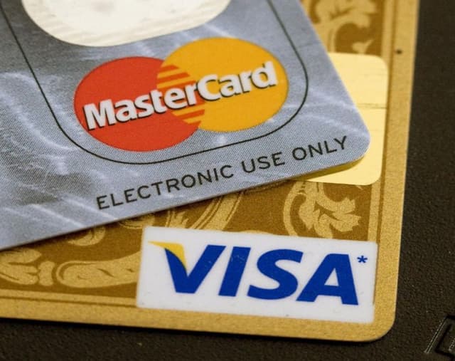 Moldovenii s-au obişnuit cu cardul bancar