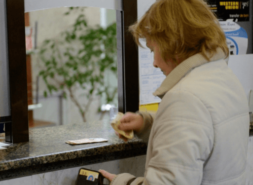 Băncile vor activa astăzi conform unui program redus