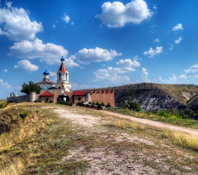 Turismul în Moldova: peisaje rurale, gastronomie și vin