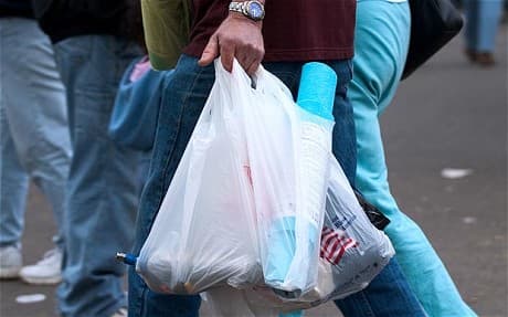 Amenzi de până la 4000 de lei pentru comercianții care vor utiliza pungi de plastic