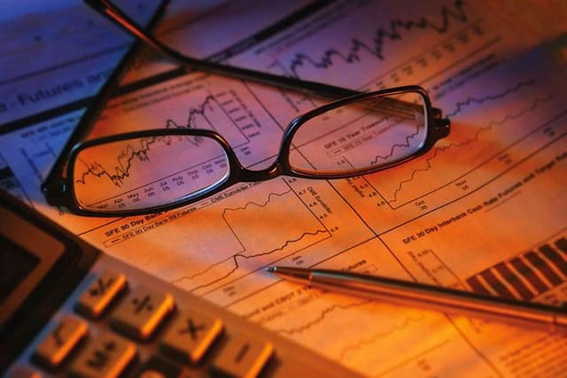 Cursul dolarului si euro continuă să crească