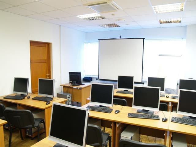 Mai multe instituţii de învăţămînt din ţară vor fi dotate cu tehnică de calcul