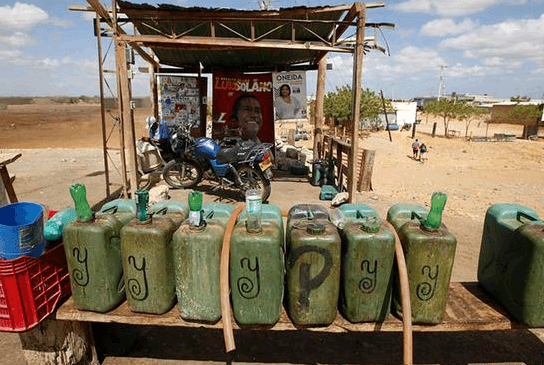 Венесуэла повысила цены на бензин и девальвировала боливар