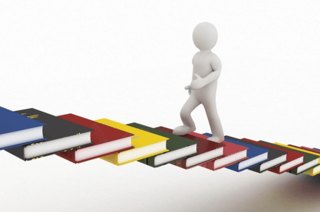 Fiecare român a alocat doar 2 lei pe lună pentru educaţie, dar a lăsat 10 lei în cafenele şi restaurante