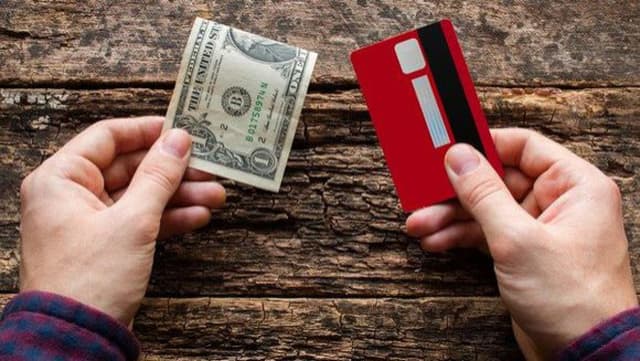 Se aplică limita de achitare în numerar de 100 mii la plata dividendelor sau salariului?