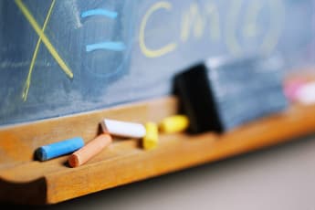Curriculum școlar ar putea fi revizuit într-un an și jumătate