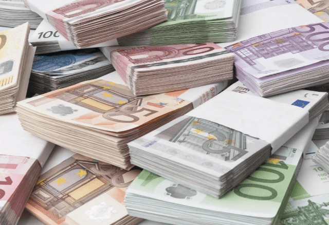 Sute de mii de bancnote de euro contrafăcute au fost retrase din circulație de BCE