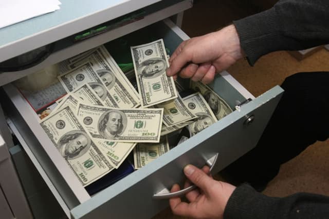 Rezervele valutare ale Chinei au scăzut cu 93,9 miliarde de dolari