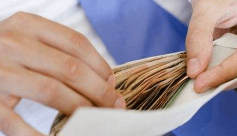 Sondaj: Moldovenii preferă salariile în plic