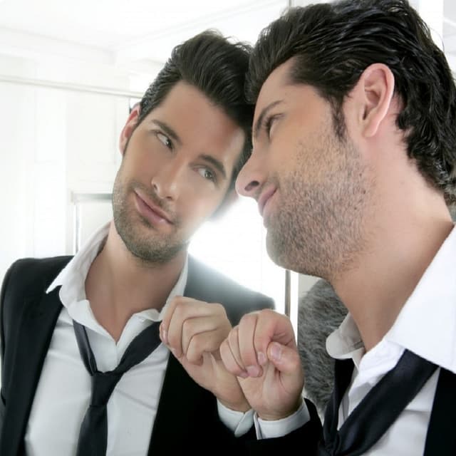 Tulburarea narcisică de personalitate: De ce este adulat liderul absorbit de el însuşi?