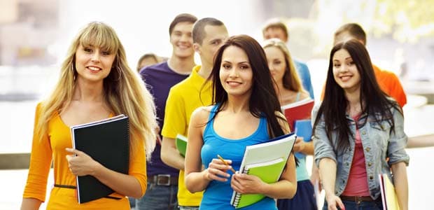 Opt tineri moldoveni vor beneficia de burse de studii din partea Slovaciei