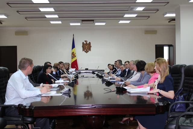 Sectorul de comunicaţii: „taxa de lux” poate fi redusă, iar baza impozabilă - extinsă