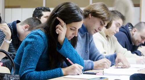 Guvernul a decis majorarea unor categorii de burse pentru elevi şi studenţi
