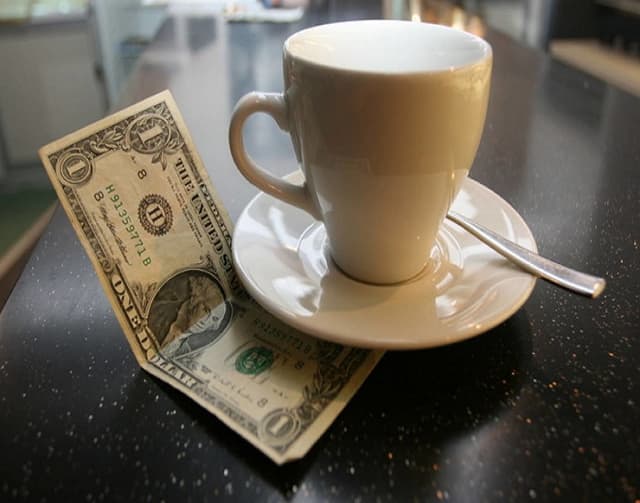 Bacșișul oferit de client. Aspectele aferente TVA și necesitatea de eliberare a bonului fiscal