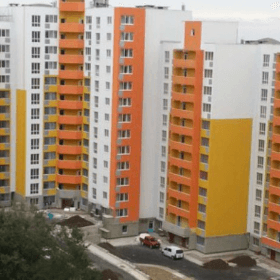 Исчисление налога на недвижимое имущество/ земельного налога при поэтапном вводе в эксплуатацию домов, строящихся в жилом комплексе