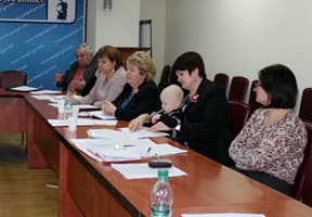 Ministrul Muncii a discutat cu mamele legea privind indemnizațiile pentru incapacitatea temporară de muncă