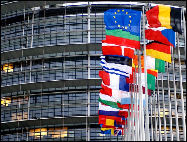 CE avertizează: Italia are probleme economice, iar Franţa va rata ţinta de deficit bugetar