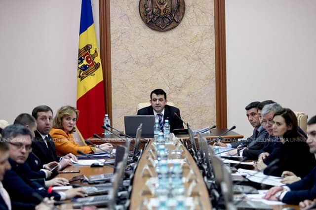 Guvernul îşi asumă răspunderea pentru  patru proiecte de legi importante