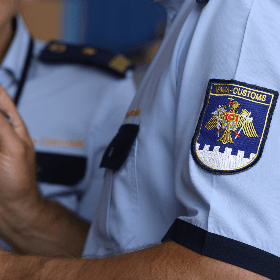 Transportarea (introducerea și scoaterea) mijloacelor financiare peste frontiera vamală