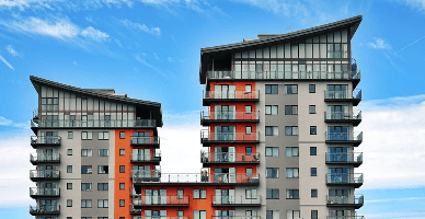 Cota concretă a impozitului pe bunurile imobiliare în cazul deținerii clădirii situate pe un teren proprietate publică se aplică pentru construcție și teren sau doar pentru teren?