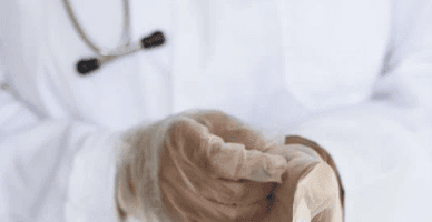 Какие виды медицинской помощи может получить беженец из Украины, если он оказывает услуги на основании гражданско-правовых договоров юридическому лицу?