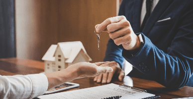 Persoana fizică vinde bunul imobil unui agent economic: impozitul pe venit și declararea tranzacției