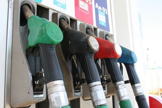 Preţul plafon la benzină creşte, iar la motorină scade
