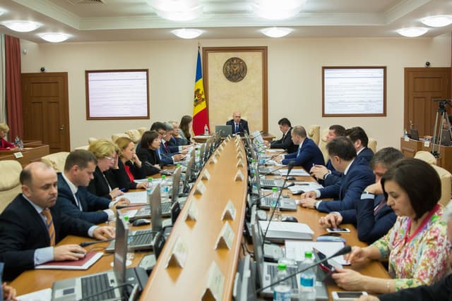 Parlamentul a respins moțiunea de cenzură împotriva Guvernului Filip