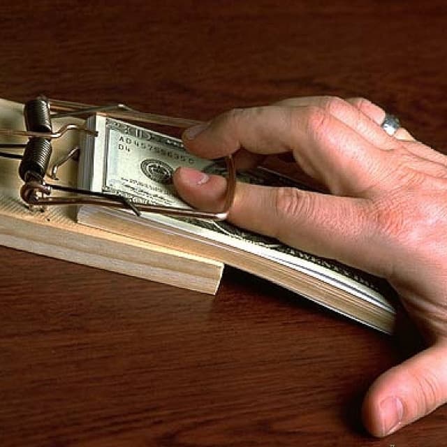 Condamnare pentru atribuirea ajutorului material fără acordul fondatorului