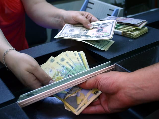 В июне увеличился объем сделок с валютой в обменно-валютных кассах