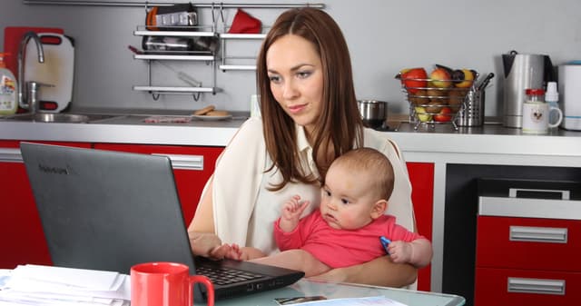 Об условиях сохранения пособия по воспитанию ребенка, в случае когда во время отпуска по уходу за ребенком получатель пособия устраивается на новую работу