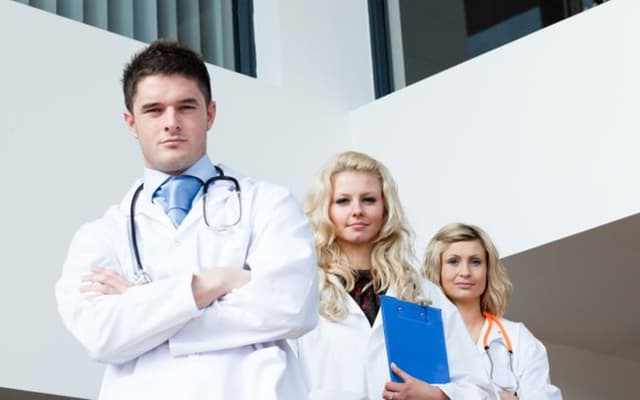 Deputații propun identificarea posibilității de achitare a indemnizației tinerilor medici într-o singură tranșă