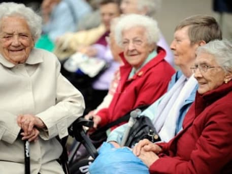 Pensionarii vor primi ajutoare materiale cu ocazia Zilei Internaţionale a Persoanelor în Etate